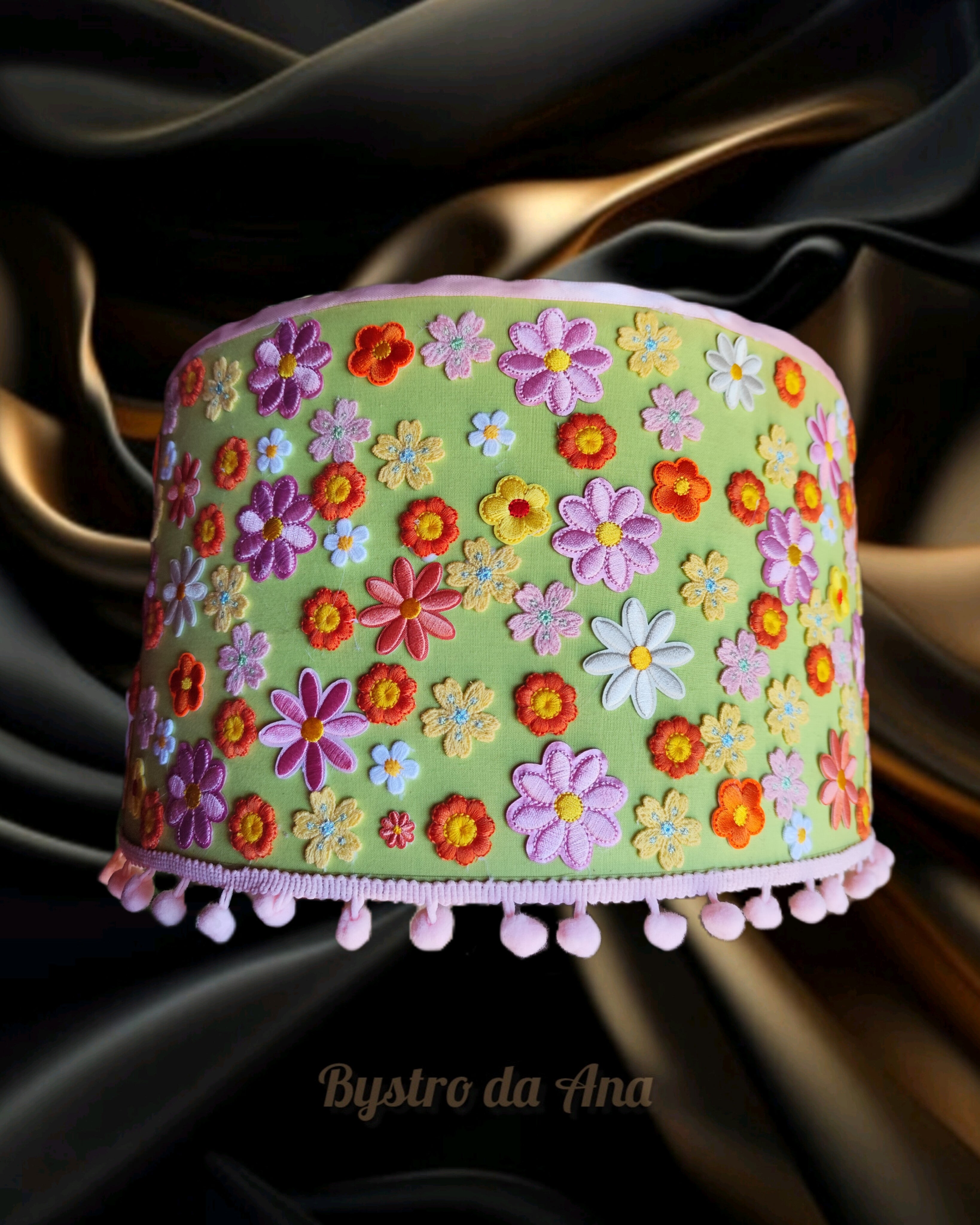 Abajur e candeeiros de mesa com acabamento artesanal